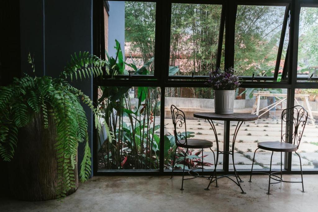 Hug Inn Phrae Extérieur photo