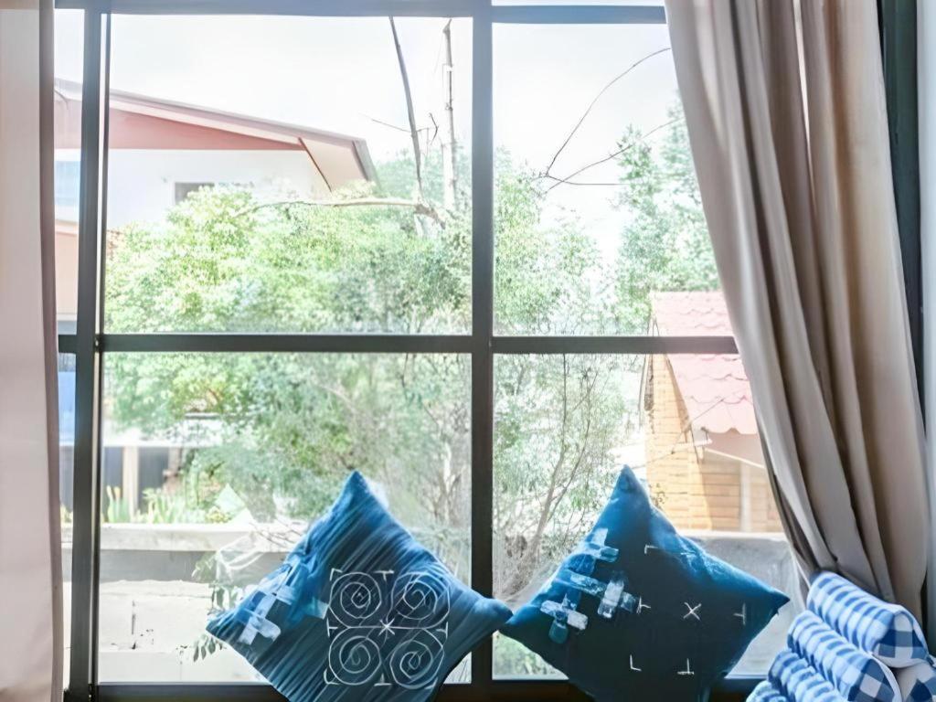 Hug Inn Phrae Extérieur photo